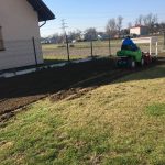 ogrody zakładanie trawnika nowa trawa zasianie trawy usługa ogrodnik garden4everyone glebogryzarka separacyjna